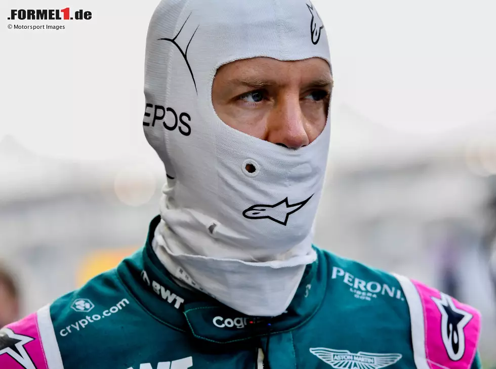 Foto zur News: Sebastian Vettel (Aston Martin) vor dem Formel-1-Rennen in Abu Dhabi 2021