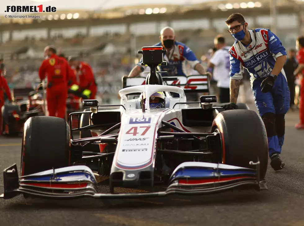 Foto zur News: Mick Schumacher (Haas) vor dem Formel-1-Rennen in Abu Dhabi 2021
