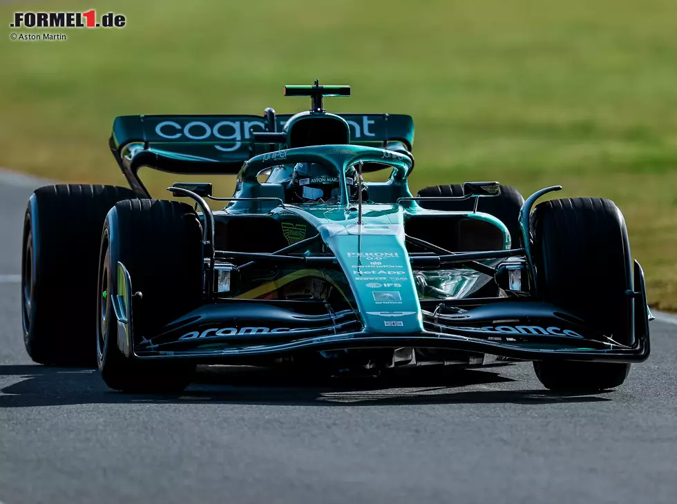 Foto zur News: Lance Stroll (Aston Martin AMR22) beim Shakedown in Silverstone