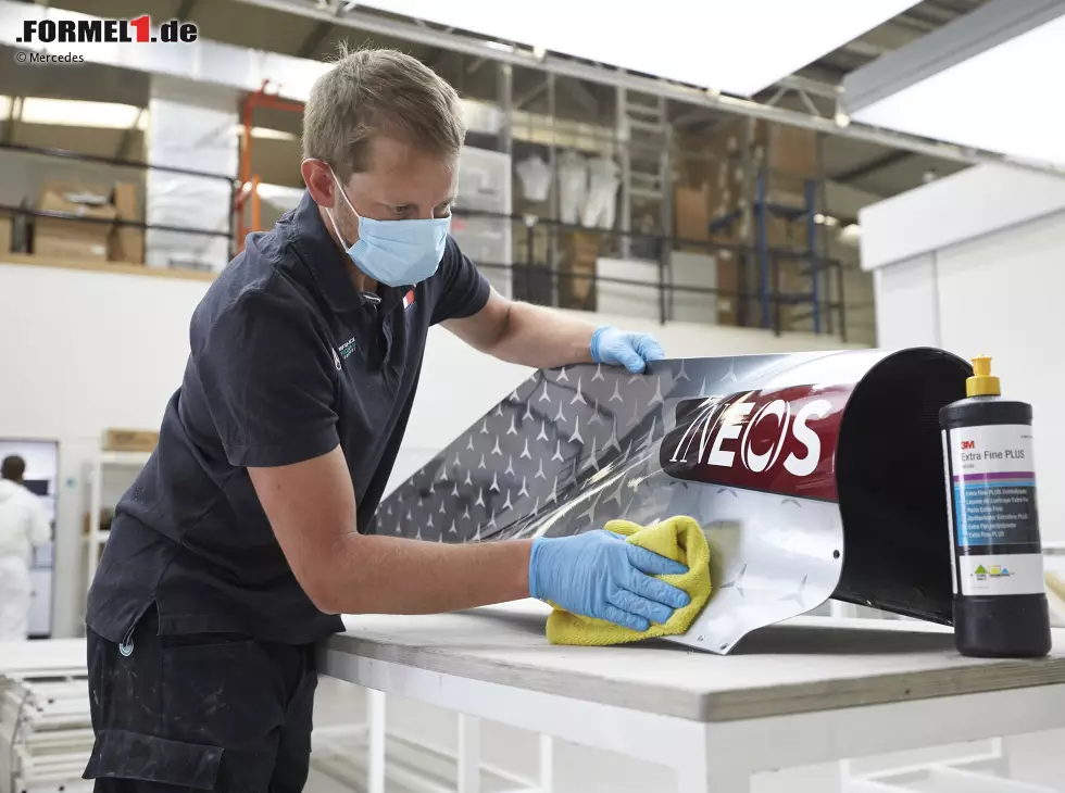 Foto zur News: Mercedes-Mitarbeiter in der Fabrik in Brackley