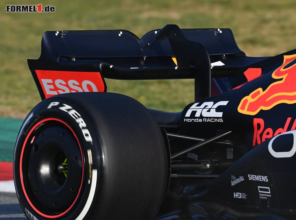 Foto zur News: Heckflügel mit Halterung am Red Bull RB18 für die Formel-1-Saison 2022