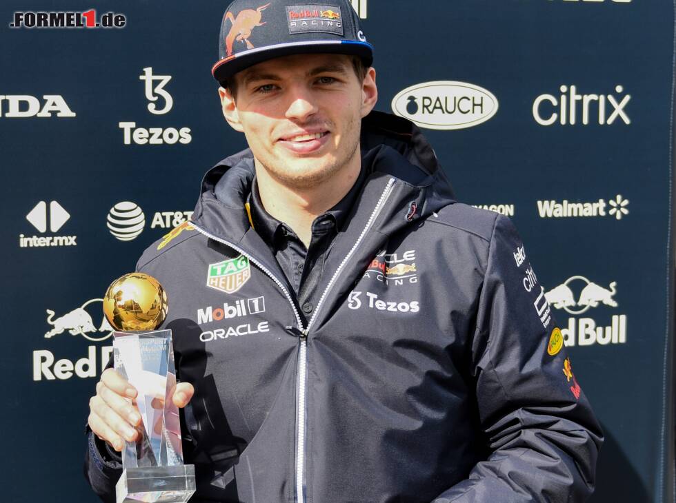 Foto zur News: Redakteur Oleg Karpow übergibt Max Verstappen den Motorsport-Total.com-Award 2021
