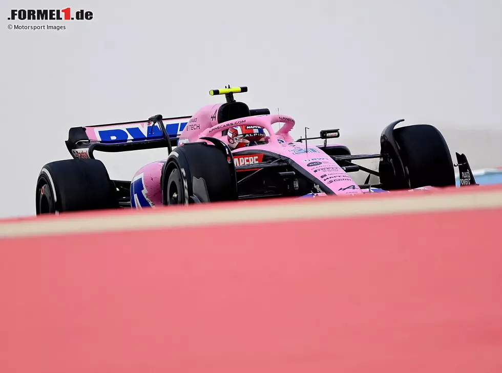 Foto zur News: Esteban Ocon (Alpine A522) bei den Formel-1-Testfahrten 2022 in Bahrain