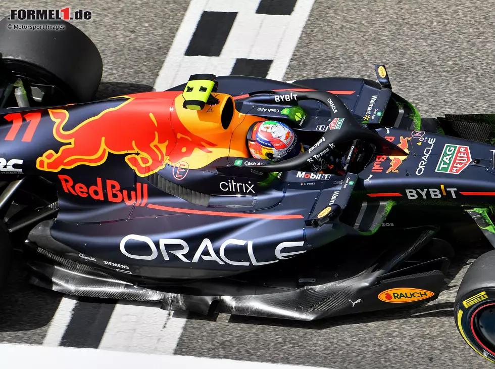 Foto zur News: Sergio Perez (Red Bull RB18) bei den Formel-1-Testfahrten 2022 in Bahrain
