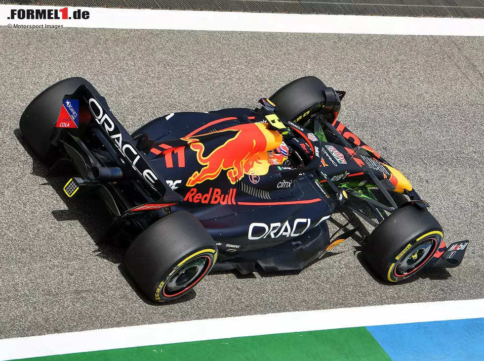 Foto zur News: Sergio Perez (Red Bull RB18) bei den Formel-1-Testfahrten in Bahrain 2022