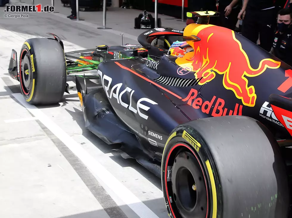 Foto zur News: Der Red Bull RB18 mit dem Update am letzten Tag der Wintertests vor der Formel-1-Saison 2022