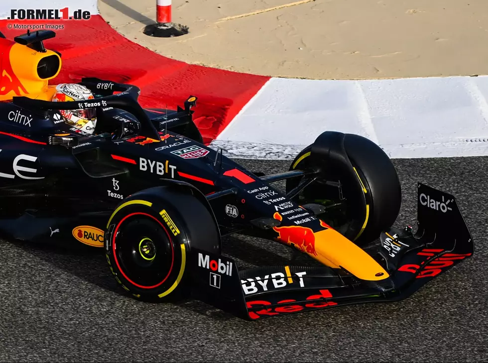 Foto zur News: Max Verstappen im Red Bull RB18 bei den Formel-1-Wintertests 2022 in Bahrain