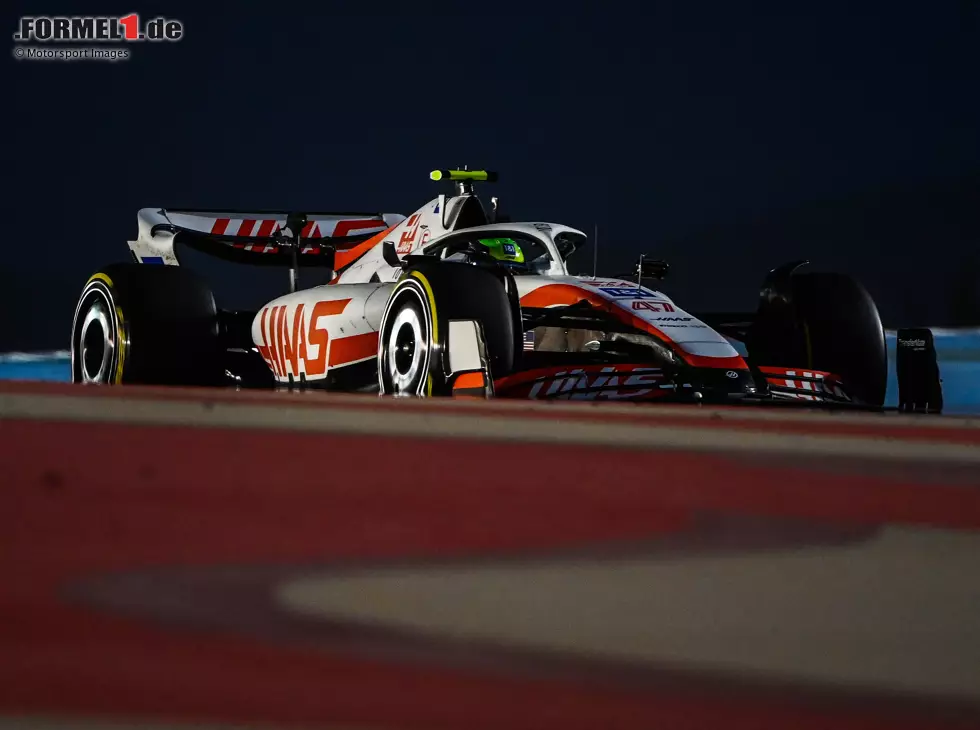 Foto zur News: Mick Schumacher (Haas VF-22) bei den Formel-1-Testfahrten 2022 in Bahrain