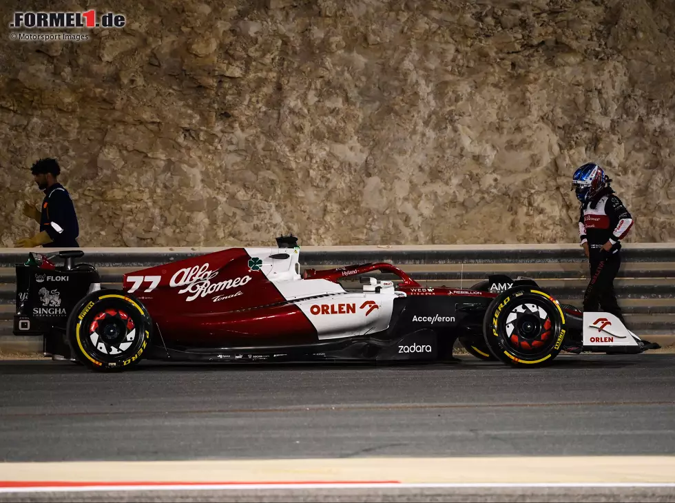Defekt: Valtteri Bottas, Alfa Romeo C42 Foto zur News: Defekt: Valtteri Bottas, Alfa Romeo C42