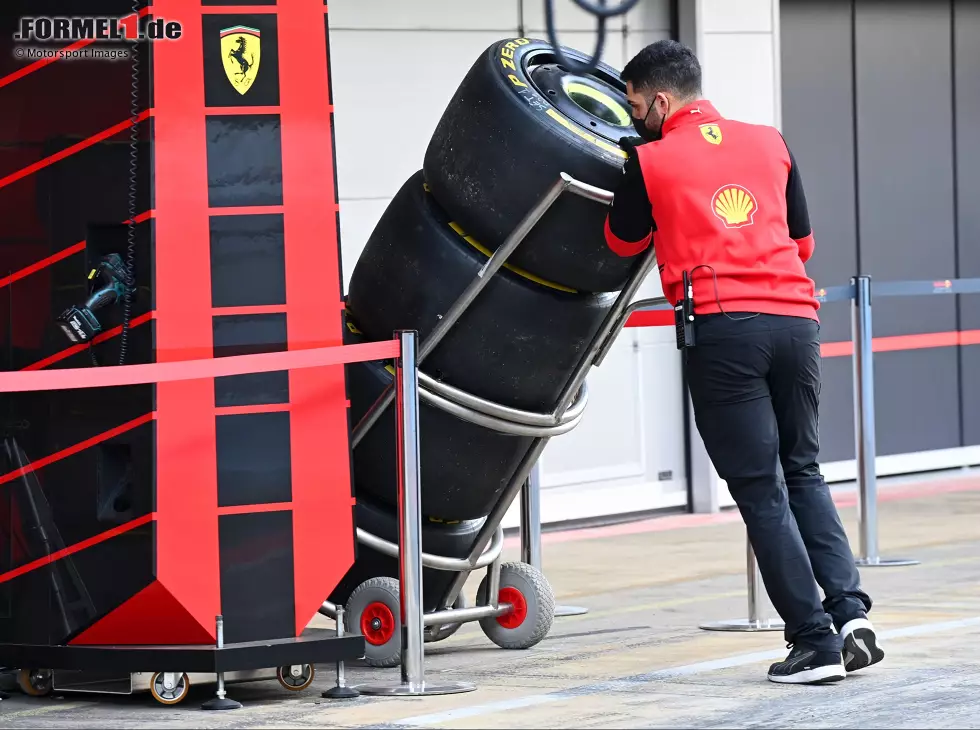 Foto zur News: Ein Formel-1-Mechaniker von Ferrari mit Reifen