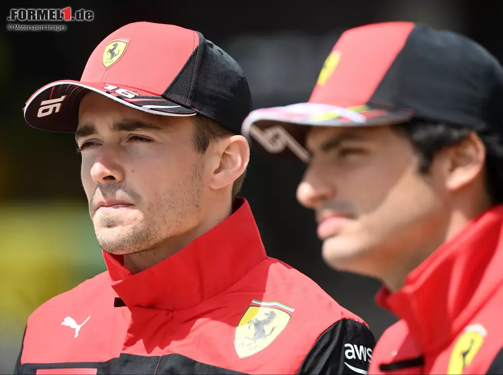 Foto zur News: Charles Leclerc mit seinem Ferrari-Teamkollegen 2022 Carlos Sainz bei einem TV-Interview in Bahrain