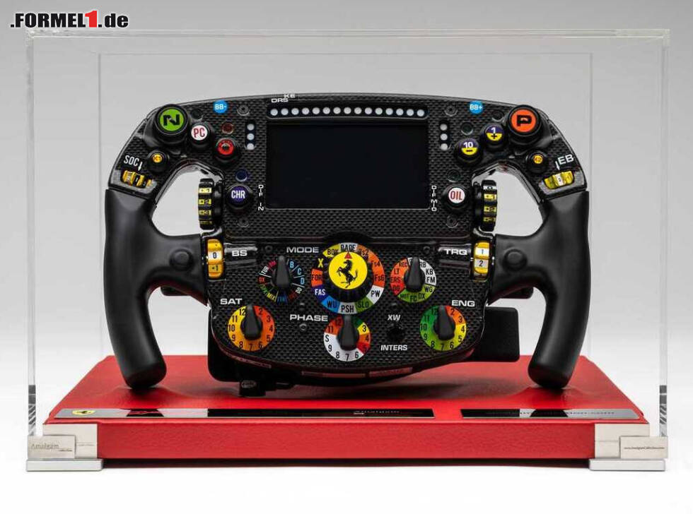 Foto zur News: Modell eines Formel-1-Lenkrads von Ferrari