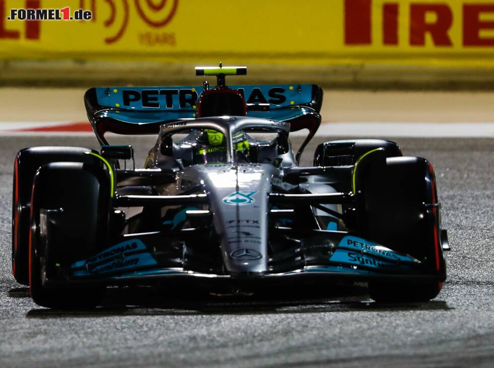 Foto zur News: Lewis Hamilton im Mercedes W13 beim Formel-1-Auftakt 2022 in Bahrain