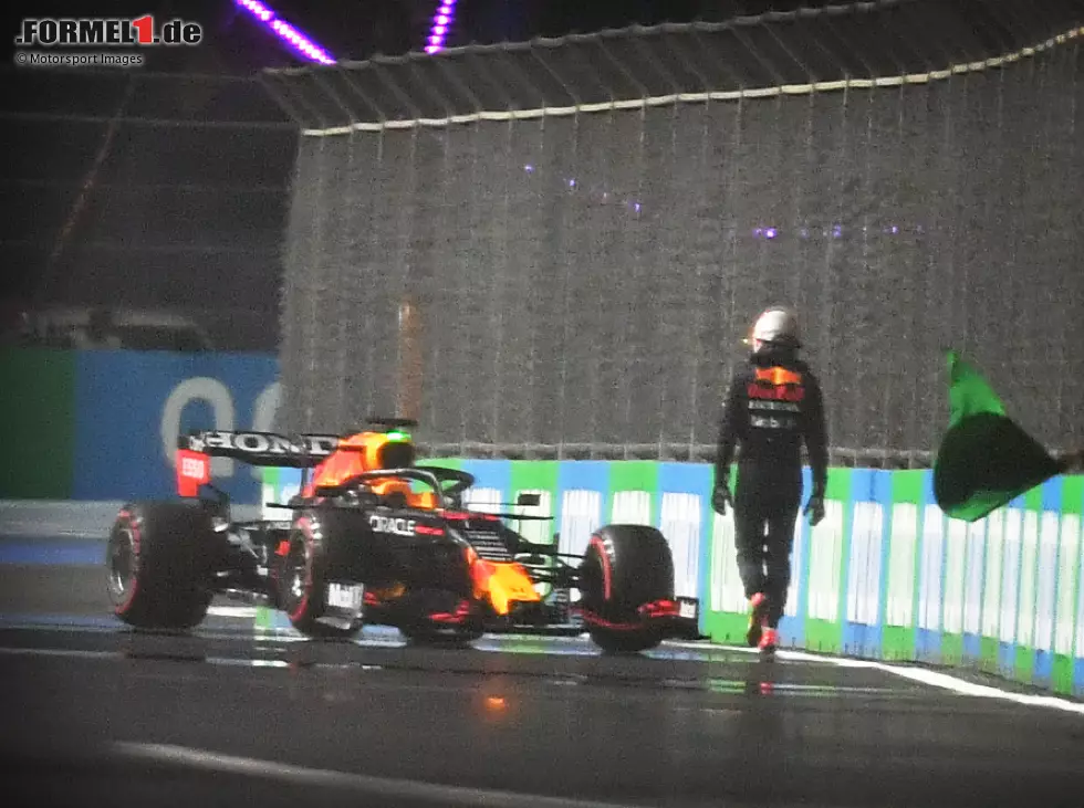 Foto zur News: Max Verstappen (Red Bull) crasht im Qualifying zum Formel-1-Rennen in Saudi-Arabien 2021