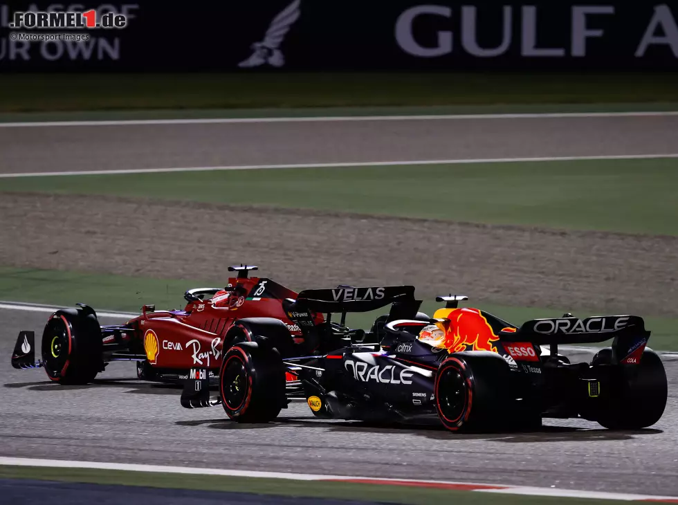 Foto zur News: Charles Leclerc (Ferrari) und Max Verstappen (Red Bull) im Kampf um die Führung beim Formel-1-Rennen in Bahrain 2022