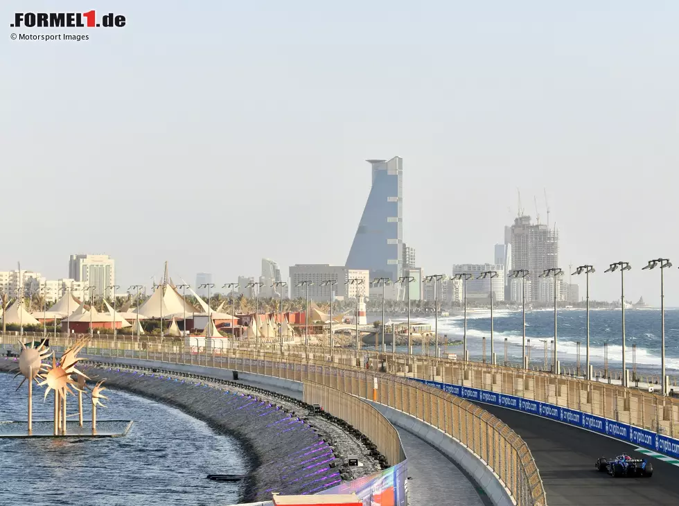 Foto zur News: Alexander Albon im Williams FW44 in Dschidda in Saudi-Arabien 2022