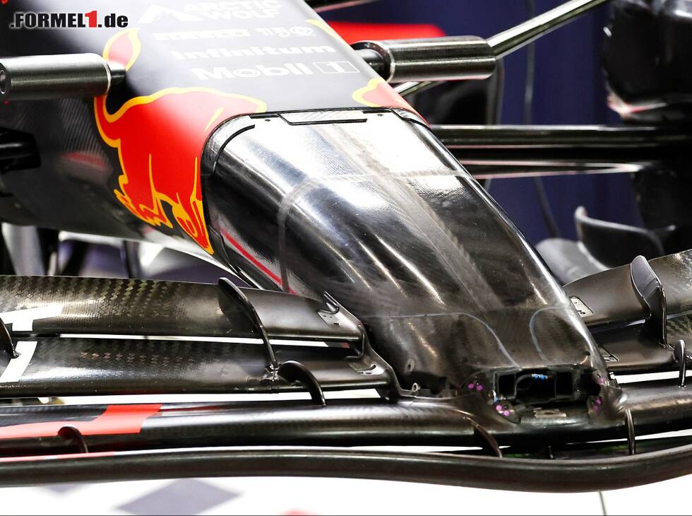 Foto zur News: Der Red Bull RB18 mit entblößter Nase: Einbuchtungen ermöglichen aerodynamischen Spielraum