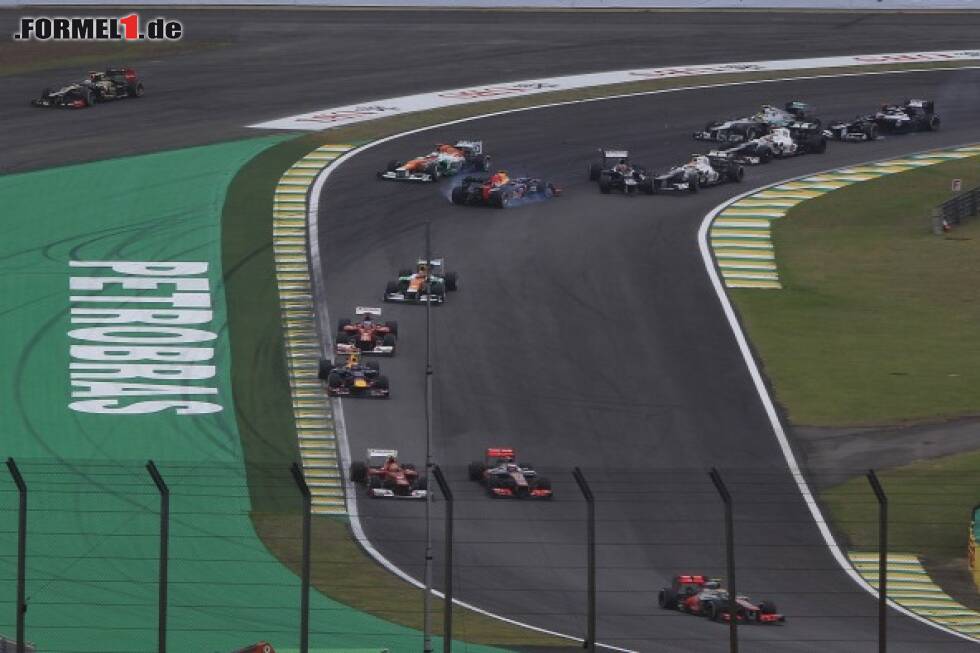 Foto zur News: Chaos in der Startphase: Sebastian Vettel wird umgedreht beim F1-Finale 2012 in Brasilien