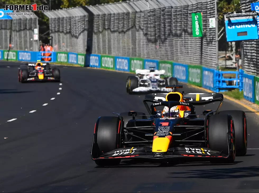 Foto zur News: Max Verstappen, Yuki Tsunoda, Sergio Perez