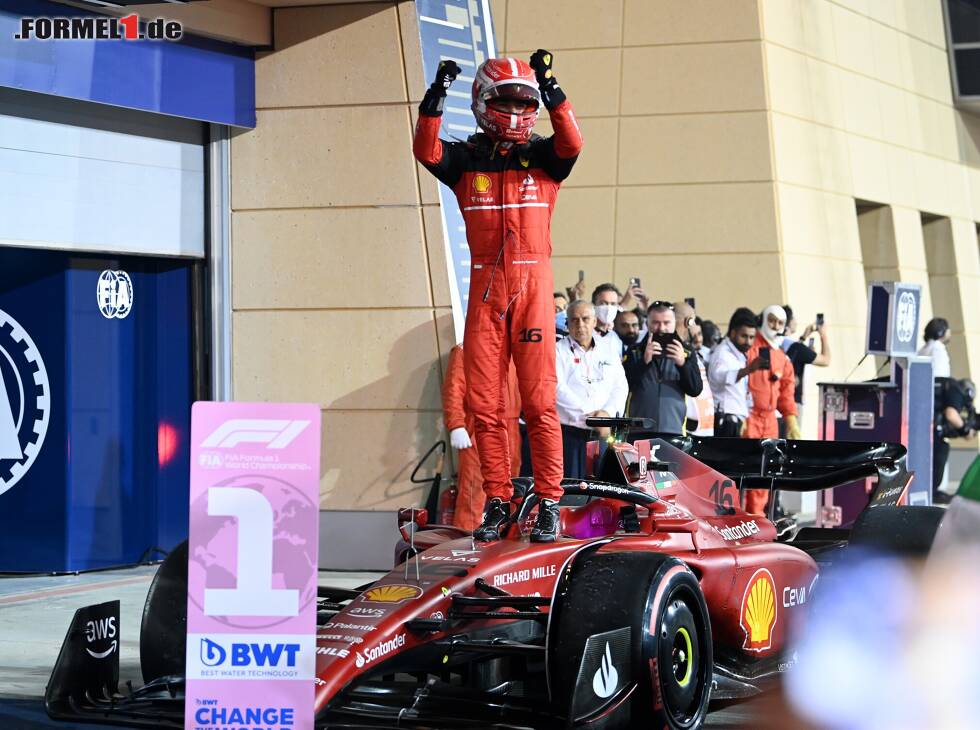 Foto zur News: Charles Leclerc jubelt in Bahrain 2022 auf seinem Ferrari F1-75