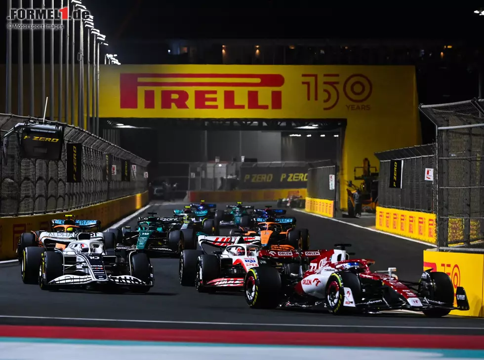 Formel-1-Autos 2022 in Dschidda vor großem Pirelli-Plakat Foto zur News: Formel-1-Autos 2022 in Dschidda vor großem Pirelli-Plakat