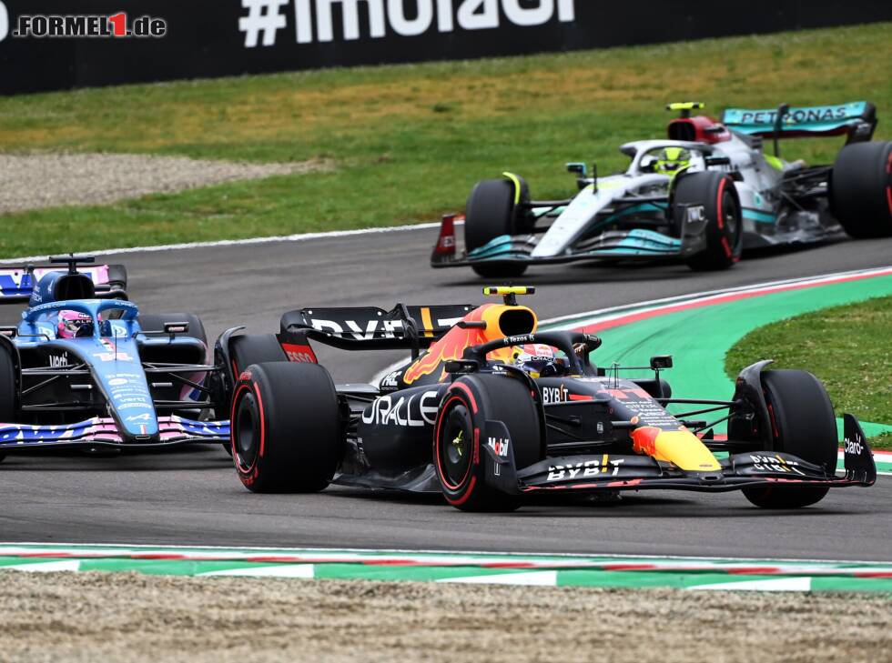 Foto zur News: Lewis Hamilton im Mercedes W13 hinter Sergio Perez im Red Bull und Fernando Alonso im Alpine