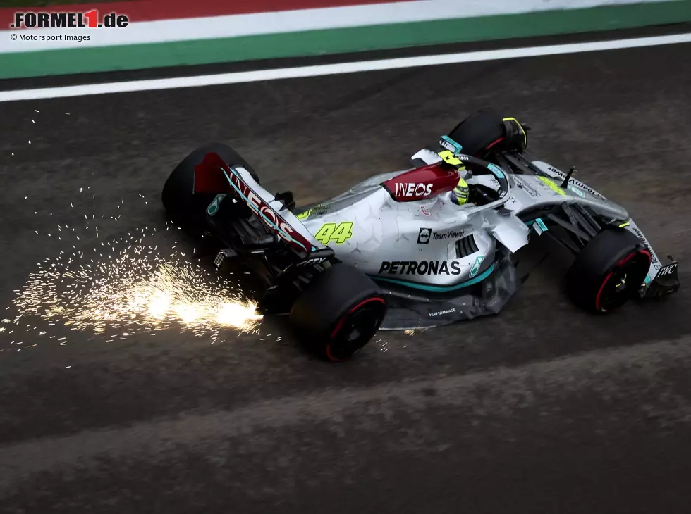 Der Mercedes W13 von Lewis Hamilton schlägt Funken beim Formel-1-Rennen 2022 in Imola Foto zur News: Der Mercedes W13 von Lewis Hamilton schlägt Funken beim Formel-1-Rennen 2022 in Imola