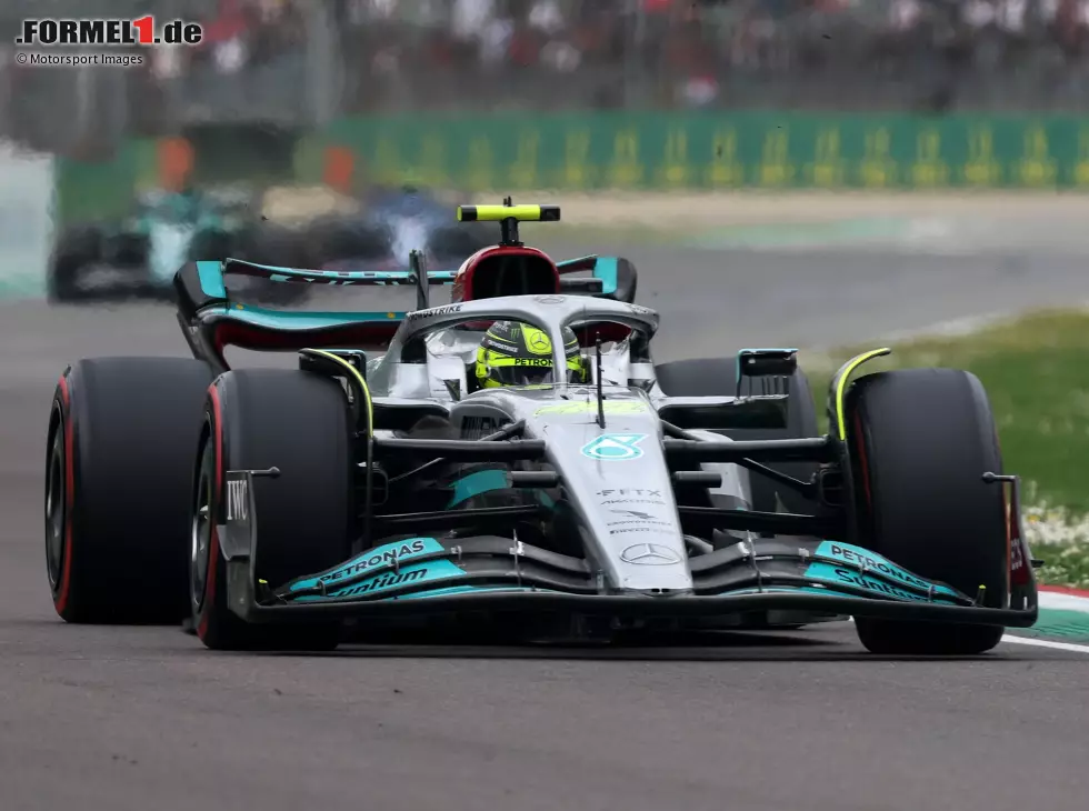 Lewis Hamilton mit aktiviertem Drag-Reduction-System (DRS) in Imola 2022 Foto zur News: Lewis Hamilton mit aktiviertem Drag-Reduction-System (DRS) in Imola 2022