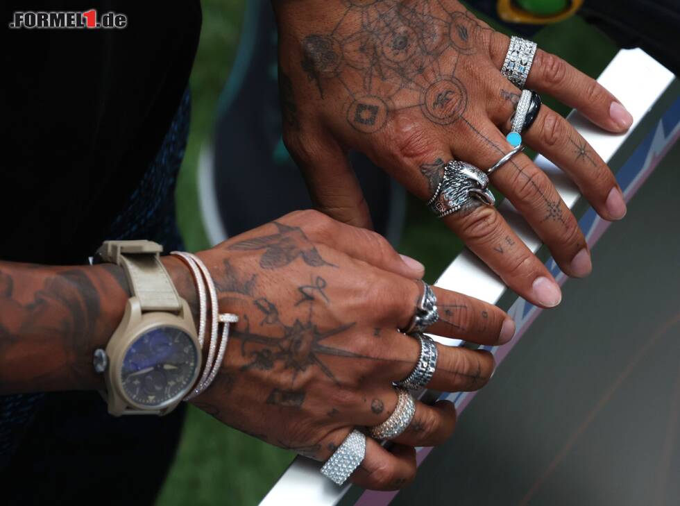 Foto zur News: Die Hände von Lewis Hamilton in Miami 2022 mit viel Schmuck und allerlei Ringen