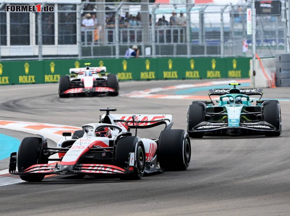 Sebastian Vettel im Aston Martin zwischen den beiden Haas-Fahrern Kevin Magnussen und Mick Schumacher in Miami Foto zur News: Sebastian Vettel im Aston Martin zwischen den beiden Haas-Fahrern Kevin Magnussen und Mick Schumacher in Miami