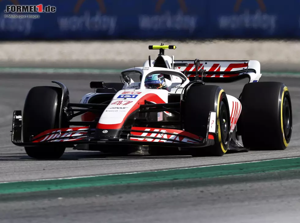 Foto zur News: Mick Schumacher (Haas VF-22) beim Training zum Formel-1-Rennen in Spanien 2022