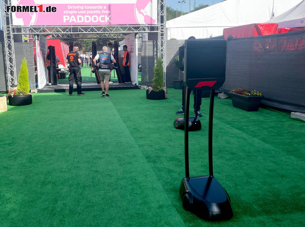 Foto zur News: Paddock-Roboter im F1-Fahrerlager