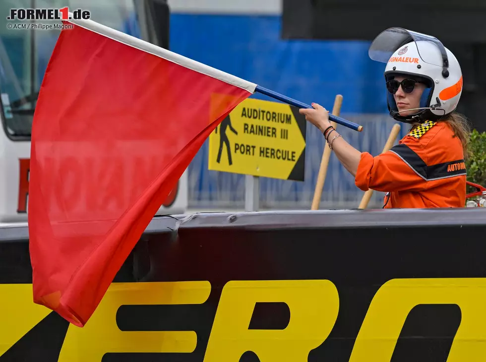 Foto zur News: Sportwartin in Monaco mit der roten Flagge beim Formel-1-Rennen 2022