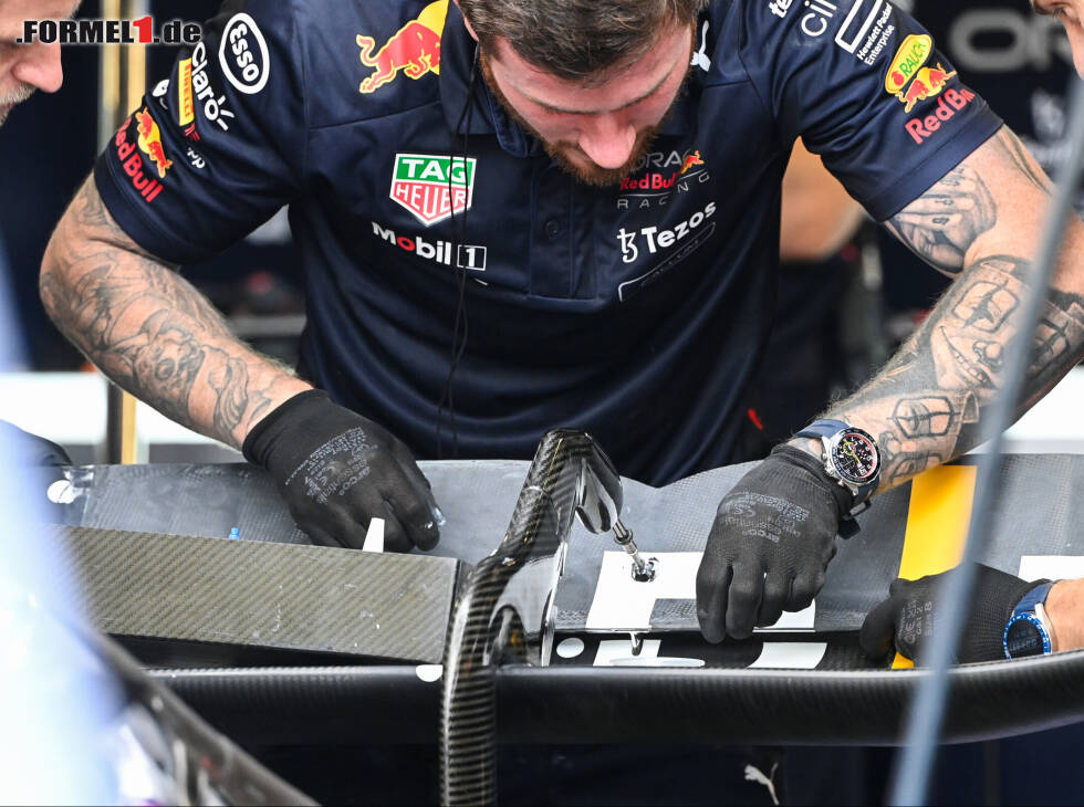 Foto zur News: Red Bull arbeitet am Heckflügel von Max Verstappen beim Formel-1-Training in Baku 2022