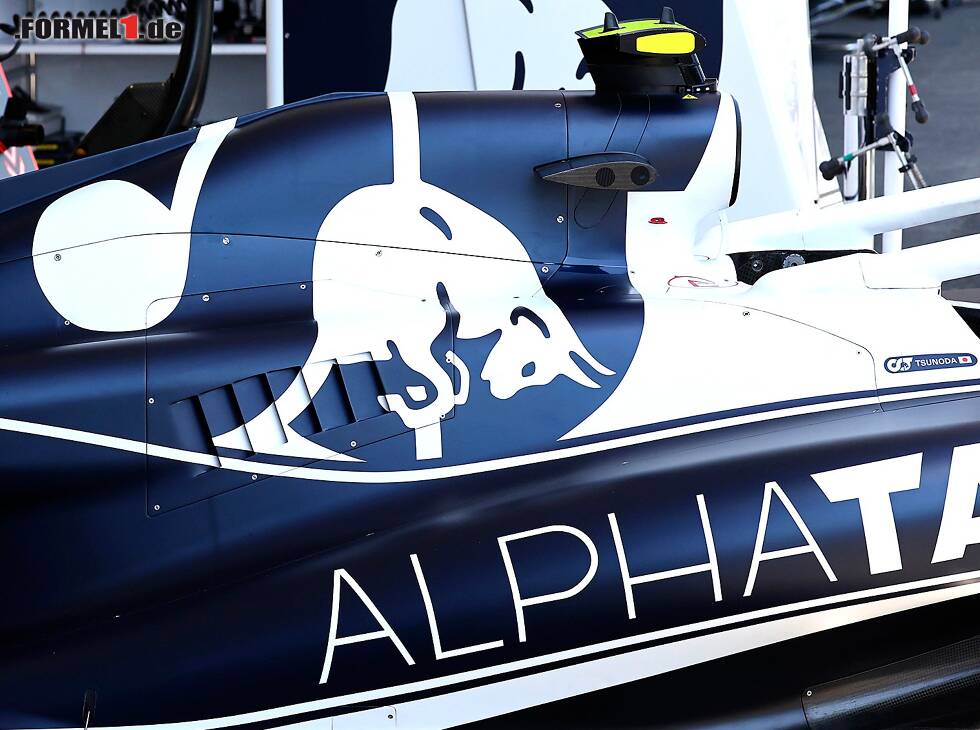 Foto zur News: Die Motorhaube mit Kühlschlitzen am AlphaTauri AT03 in Baku 2022