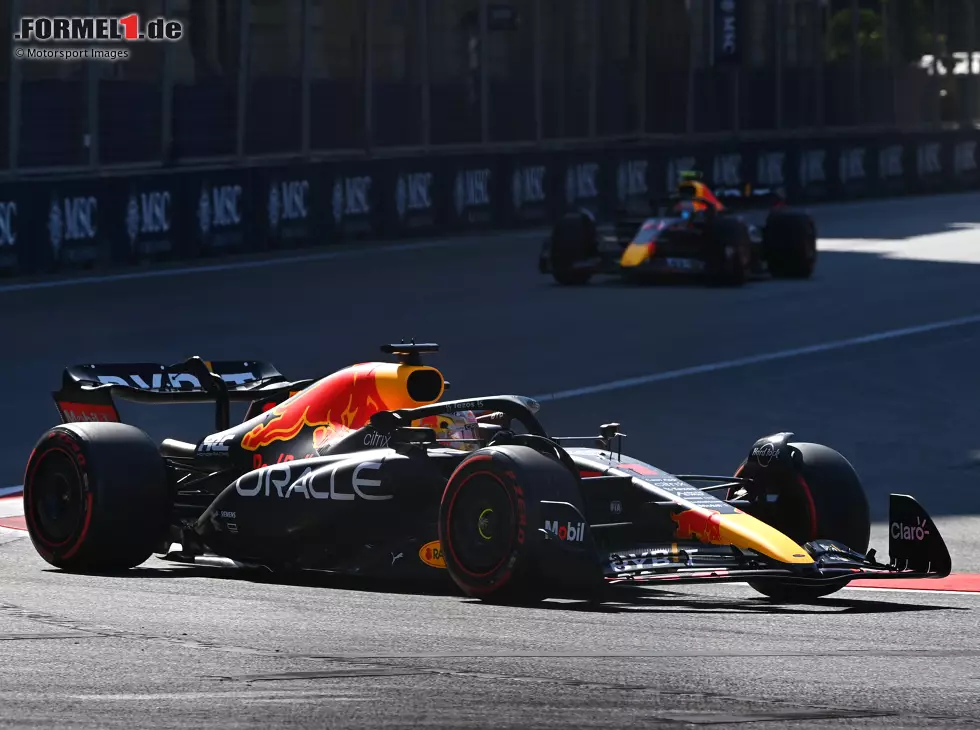 Foto zur News: Max Verstappen und Sergio Perez (Red Bull RB18) beim Qualifying zum Formel-1-Rennen in Baku 2022