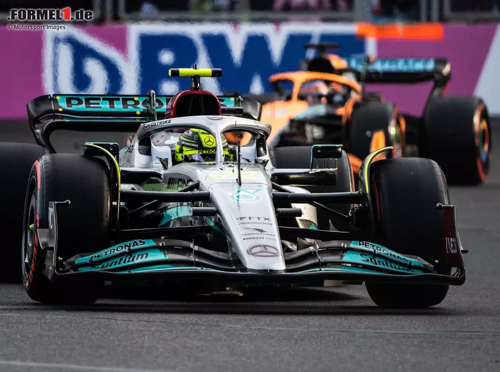 Lewis Hamilton im Mercedes W13 vor Daniel Ricciardo im McLaren MCL36 in Baku Foto zur News: Lewis Hamilton im Mercedes W13 vor Daniel Ricciardo im McLaren MCL36 in Baku