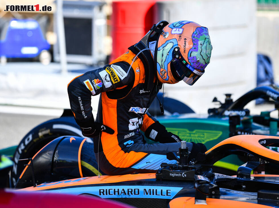Foto zur News: Daniel Ricciardo steigt mit Schmerzen aus seinem McLaren nach dem Formel-1-Rennen in Baku 2022