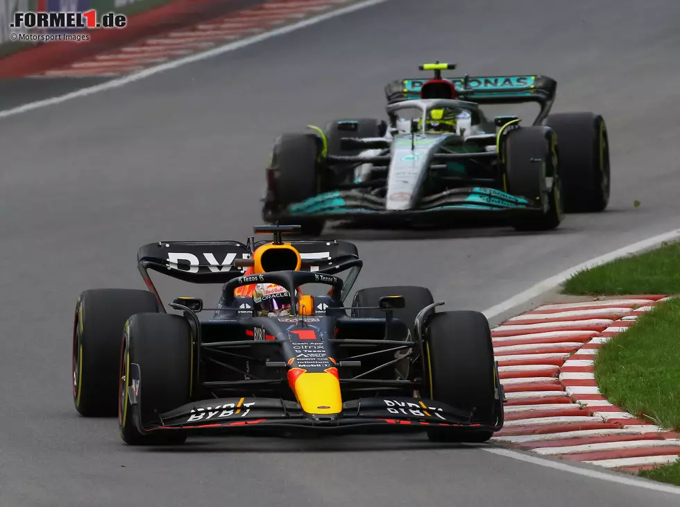 Foto zur News: Max Verstappen (Red Bull RB18) vor Lewis Hamilton (Mercedes W13) beim Training zum Formel-1-Rennen in Kanada 2022