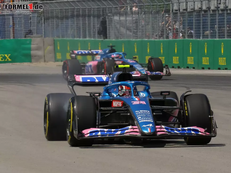 Foto zur News: Esteban Ocon vor Fernando Alonso (Alpine) beim Formel-1-Rennen in Kanada 2022
