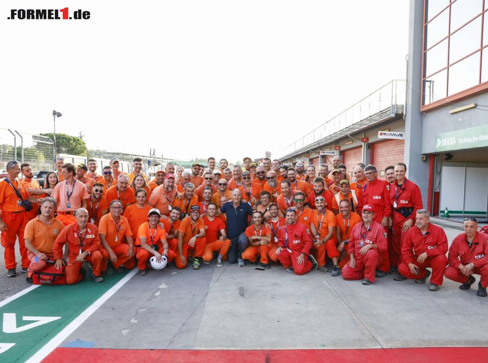 Foto zur News: DTM-Chef Gerhard Berger mit den Feuerwehrleuten in Imola