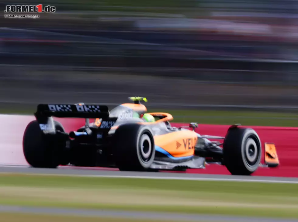 Foto zur News: Lando Norris (McLaren MCL36) im Training zum Formel-1-Rennen in Silverstone 2022