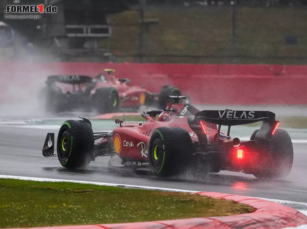Charles Leclerc und Carlos Sainz (Ferrari F1-75) im Qualifying zum Formel-1-Rennen in Silverstone 2022 Foto zur News: Charles Leclerc und Carlos Sainz (Ferrari F1-75) im Qualifying zum Formel-1-Rennen in Silverstone 2022