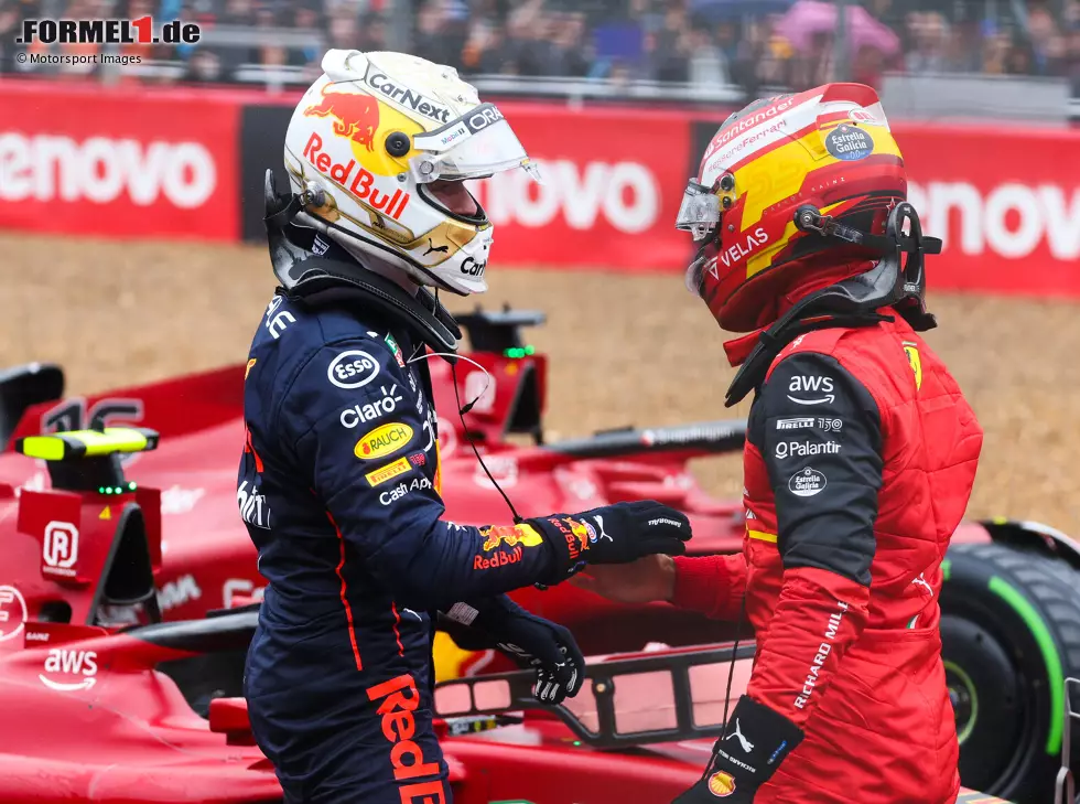 Foto zur News: Carlos Sainz (Ferrari) und Max Verstappen (Red Bull) nach dem Qualifying zum Formel-1-Rennen in Silverstone 2022