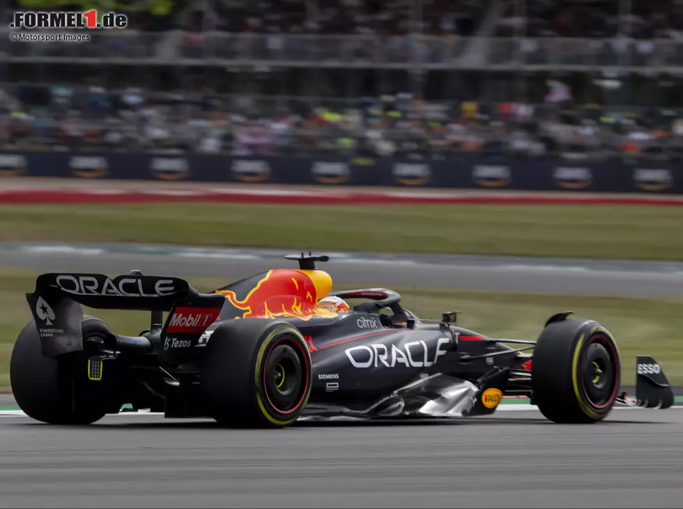 Foto zur News: Max Verstappen (Red Bull RB18) beim Formel-1-Rennen in Silverstone 2022