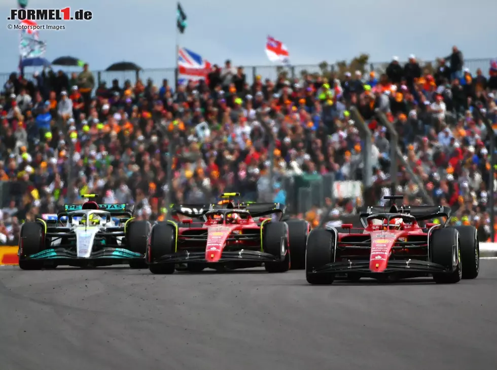 Foto zur News: Charles Leclerc, Carlos Sainz, Lewis Hamilton, James Sutton