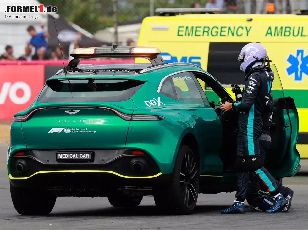 Foto zur News: Alexander Albon (Williams) steigt nach seinem Unfall in Silverstone ins Medical-Car ein