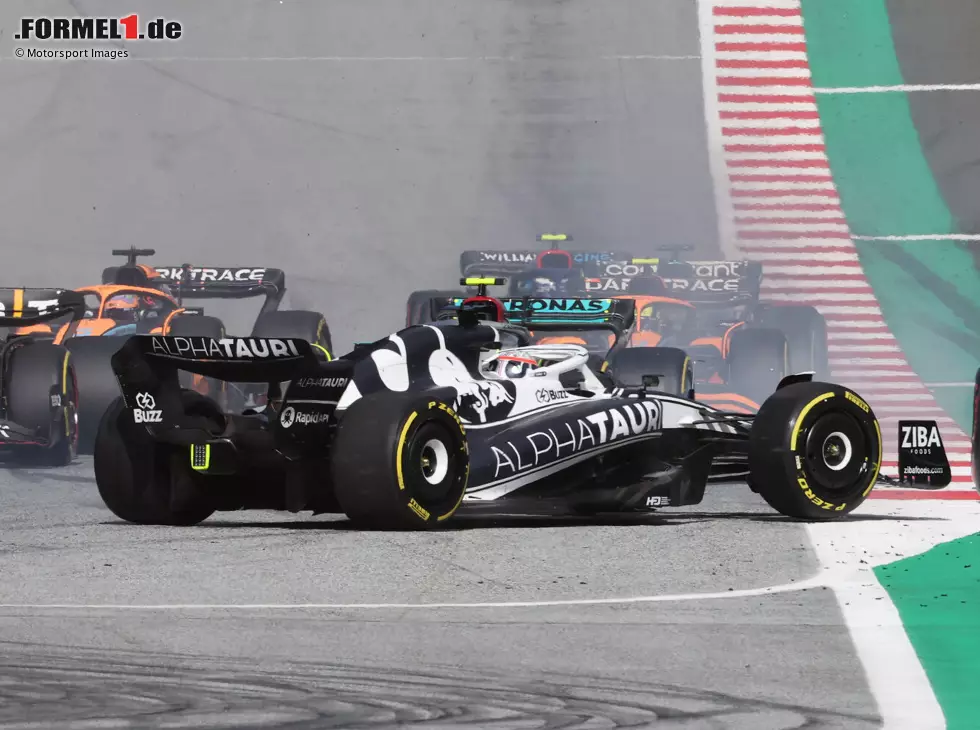Foto zur News: Pierre Gasly (AlphaTauri) verunfallt beim Start zum Formel-1-Sprint in Spielberg 2022