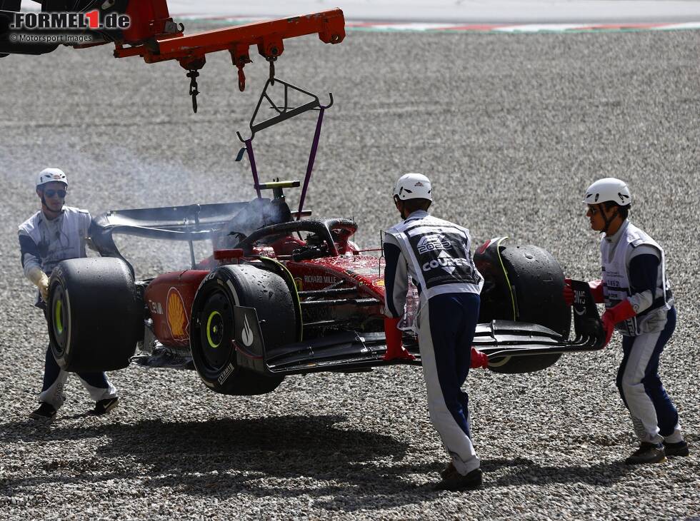 Foto zur News: Der ausgebrannte Ferrari F1-75 von Carlos Sainz wird abtransportiert