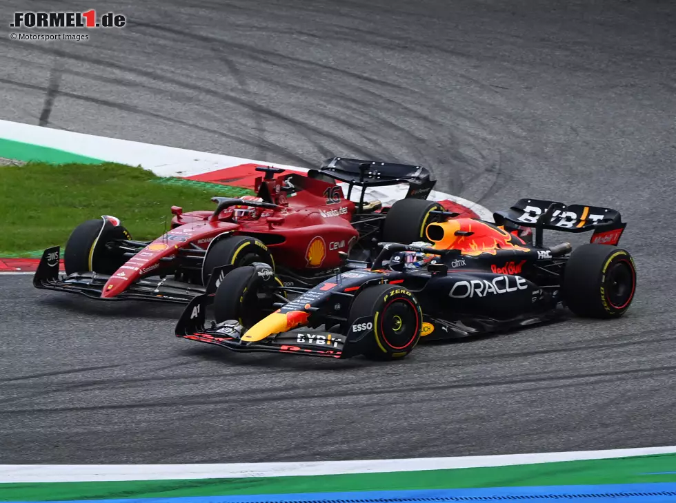 Foto zur News: Max Verstappen (Red Bull RB18) und Charles Leclerc (Ferrari F1-75) kämpfen beim Formel-1-Rennen in Spielberg 2022 um die Führung